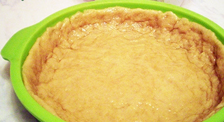 1. Этап. Песочный пирог с творожной начинкой: Раскатываем тесто, заполняем им форму для выпечки.