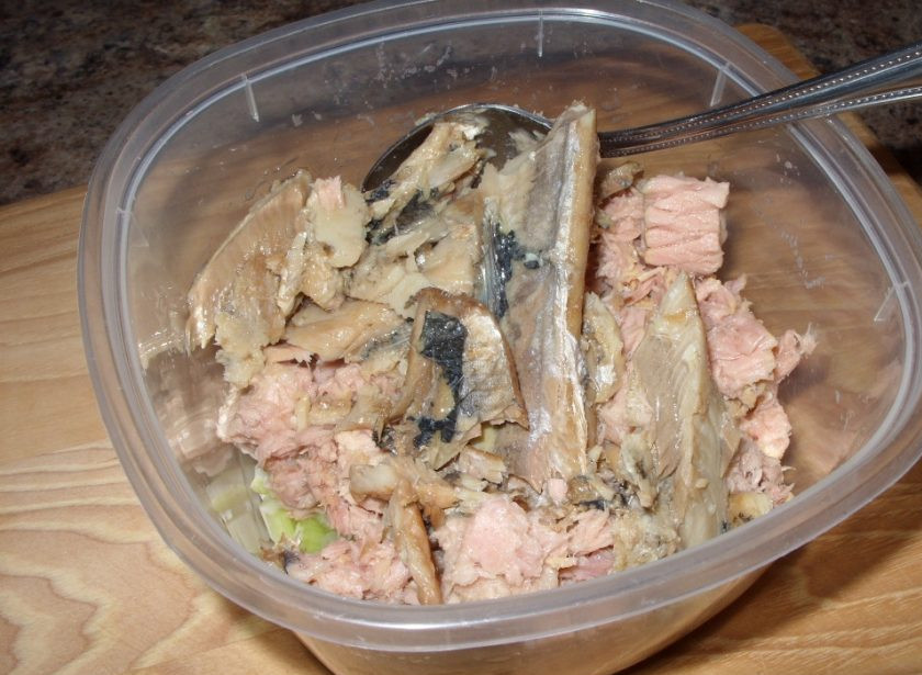 1. Этап. Салат-закуска с селедкой: 3. Копченую сельдь (без костей) выложите в миску к остальным ингредиентам, перемешайте ложкой.