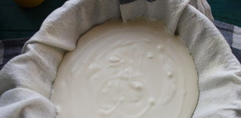 1. Этап. Домашний сыр Маскарпоне: Влейте в ткань будущий сыр. Закройте массу тканью.