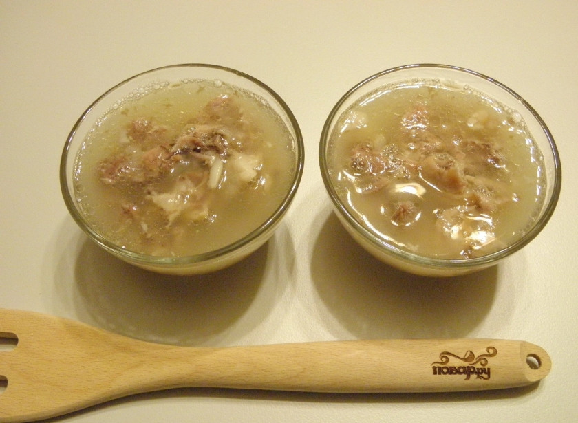 1. Этап. Студень из свиных ножек: Залейте бульоном и поставьте остывать в прохладное место на 6-8 часов, а лучше на ночь.