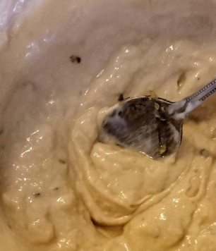 1. Этап. Салат из цветной капусты и нута: Сделать заправку, смешав тахинную пасту, чеснок, масло оливковое, бальзамик и йогурт.