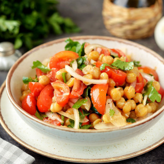 Салат с нутом и помидорами