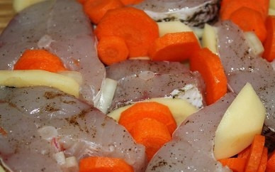 1. Этап. Щука в духовке с картофелем и майонезом: Выкладываем рыбу с подготовленными овощами в форму, в которой будем запекать блюдо.