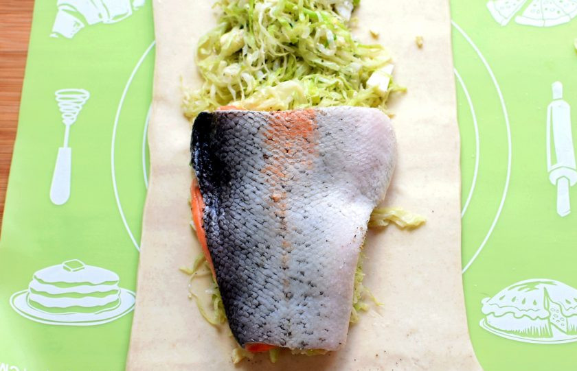 1. Этап. Пирог с форелью и капустой: Пласт теста разморозьте и слегка раскатайте в прямоугольник. На середину широкой полоской выложите капустную начинку. На нее уложите разделанную на филе с кожей форель, предварительно посолив и поперчив по вкусу.