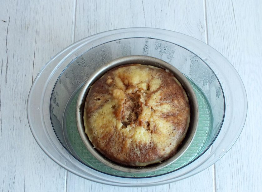 1. Этап. Кекс в пароварке: После сигнала об окончании процесса варки, снимите крышку с пароварки. Кекс в форме увеличился, наличие трещинок допустимо.