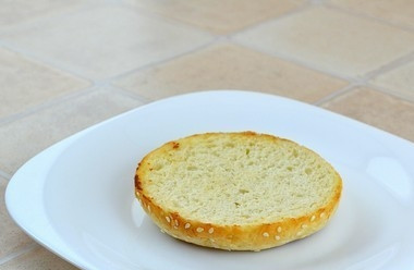 1. Этап. Яичница по-бенедиктински: 6. На слегка подогретую тарелку выложить поджаренный хлеб.