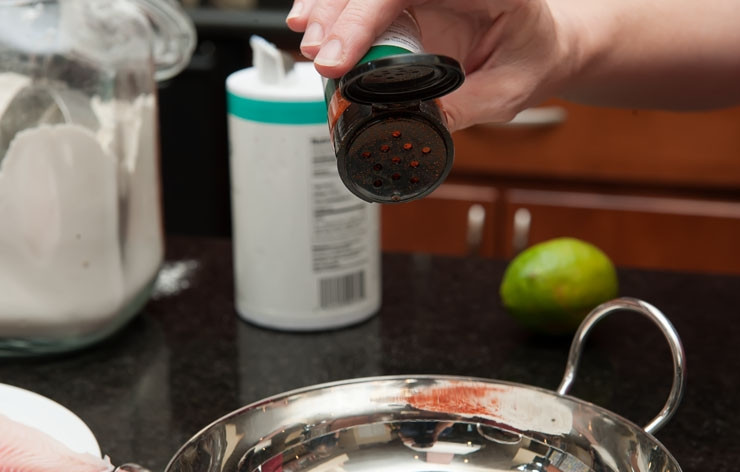 1. Этап. Филе рыбы в кляре: Выжимаем сок трех-четырех лаймов (один откладываем). В отдельной миске перемешиваем муку, перец чили и небольшое кол-во соли.