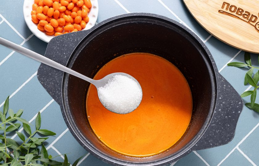 1. Этап. Повидло облепиховое: Добавьте сахар, все перемешайте.