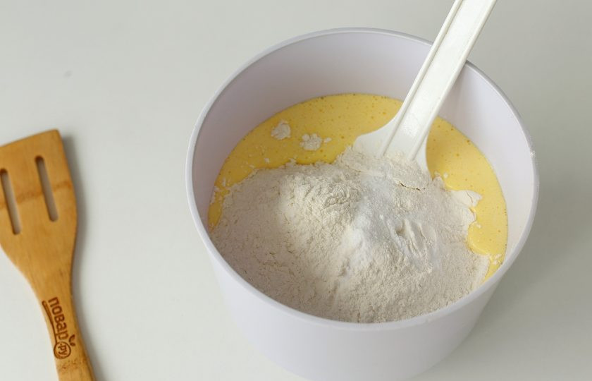 1. Этап. Йогуртовый пирог с бананами: Все перемешайте, добавьте муку и соду.