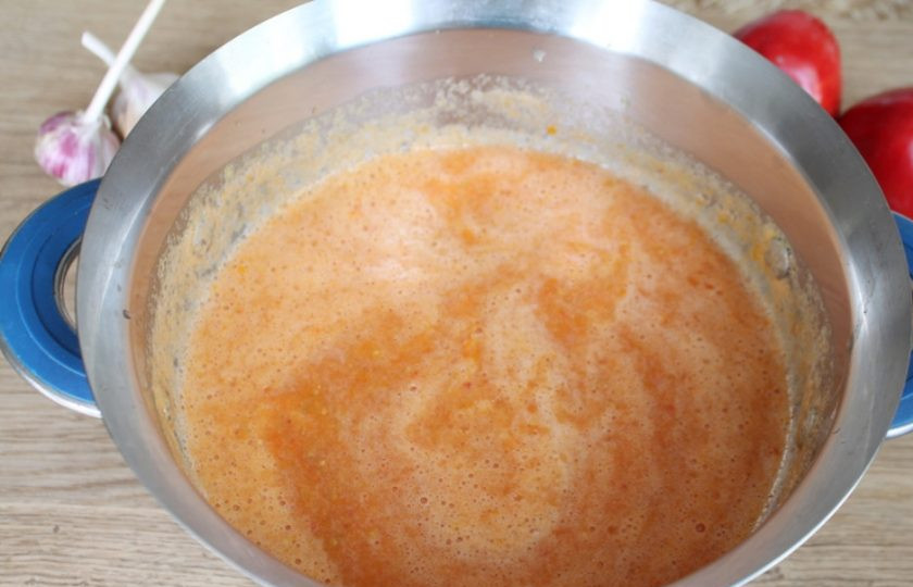 1. Этап. Аджика из желтых помидоров с кусочками перца: Помидоры моем, режем крупно и пропускаем через мясорубку с чесноком и острым перцем. Томат ставим на огонь.