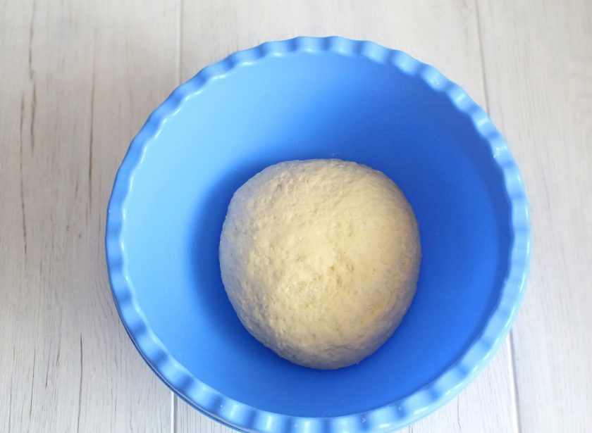 1. Этап. Манты с индейкой: Тесто должно получится мягким и упругим. Накройте его влажным полотенцем и уберите в холодильник.