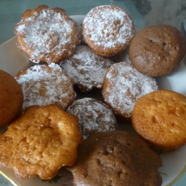 1. Этап. Кексы проще простого: Выкладываем все в большую тарелку, кексов получилось 12 штук, можно посыпать сахарной пудрой. Приятного аппетита!))