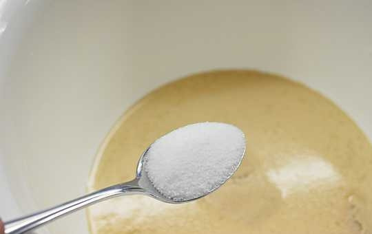 1. Этап. Пирожки, тающие во рту: 3. Добавьте соль.