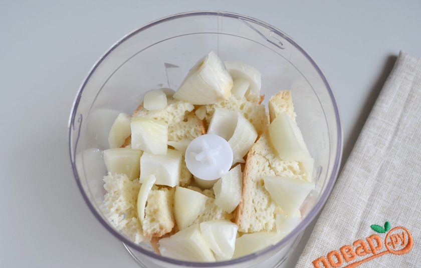 1. Этап. Мясной рулет с яйцом, как в садике: 2. В измельчитель положите белый хлеб, луковицу, влейте молоко.