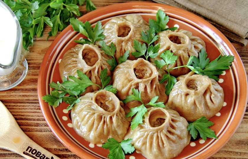 1. Этап. Буузы (классический рецепт): Едят буузы традиционно руками, надкусив у донышка и выпивая весь образовавшийся внутри бульон. Можно посыпать их свежей зеленью, полить растопленным сливочным маслом или подать любой соус по вкусу. Приятного аппетита!