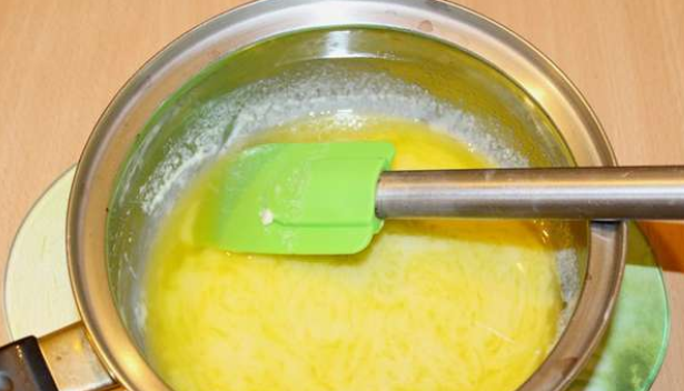 1. Этап. Торт Белый трюфель: Сливочное масло и белый шоколад (50 грамм) ставим на водяную баню. Полностью растворяем шоколад в масле, постоянно помешивая массу. Снимаем с огня, оставляем остывать.