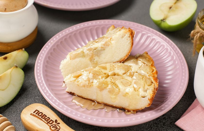 1. Этап. Запеканка с яблоками в мультиварке: Запеканку можно подать с мёдом, вареньем или сгущёнкой. Ну очень вкусно! Приятного аппетита!