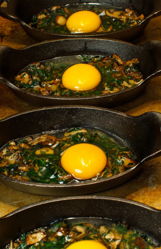 1. Этап. Яичница со шпинатом и грибами в духовке: В каждую формочку положите по ложке сметаны, затем вбейте яйцо, старайтесь так, чтобы желток не разбился.