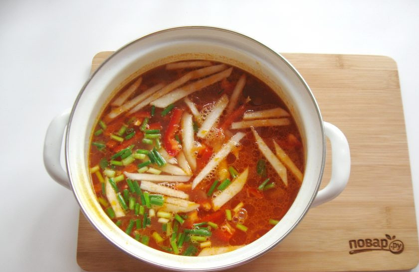 1. Этап. Суп Кесме по-киргизски: Добавьте овощи в кастрюлю, посолите и поперчите суп, добавьте приправы.