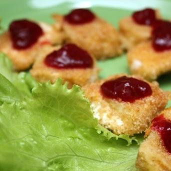 1. Этап. Жареный сыр Бри: 3. Обжарить сыр во фритюре или сковороде с большим количеством растительного масла. Готовый сыр выложить на бумажные полотенца и дать стечь жиру.