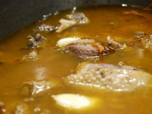 1. Этап. Плов из утки: Перемешиваем. Если надо - добавляем воды. Уровень воды над рисом должен быть примерно 1.5 см. Выкладываем зубчики чеснока - очищенного или в кожуре. Закрываем крышкой и готовим на среднем огне минут 30. Затем пробуем рис. Если он готов - убираем плов с плиты и минут через 15 можно подавать к столу.