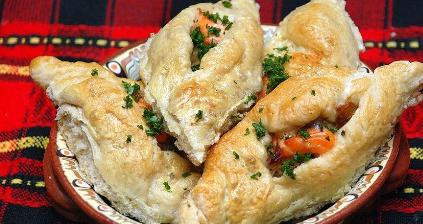 1. Этап. Расстегай с рыбой (простой рецепт): Перед подачей вливаем в каждый пирожок немного ухи и посыпаем зеленью. Расстегаи с рыбой готовы, приятного аппетита!