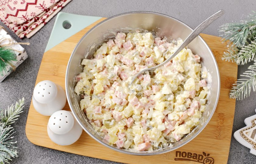 1. Этап. Салат Тигровая ёлочка: Салат посолите, поперчите и заправьте майонезом.