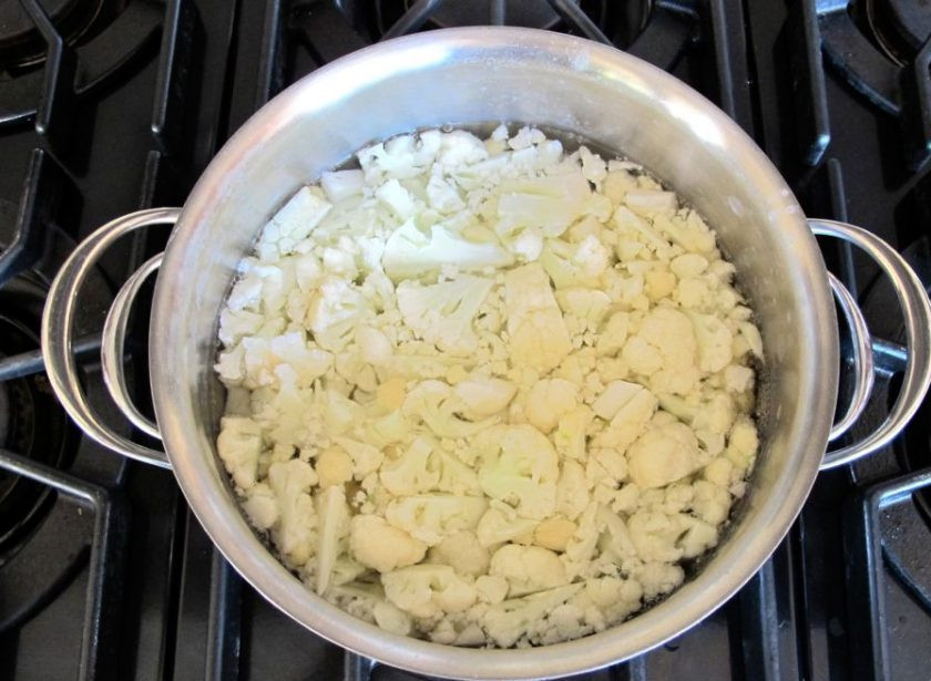 1. Этап. Суп-пюре из цветной капусты: Капусту хорошо вымойте и разделите на небольшие соцветия. Сложите их в кастрюлю и залейте водой, чтобы она покрывала капусту на 2 пальца.