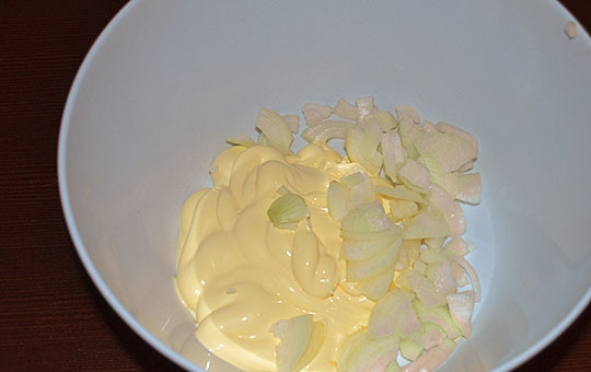 1. Этап. Шашлык из телятины в мультиварке: 1. Немаловажное в этом рецепте — маринад, который готовится на основе майонеза, чеснока и специй. Я обычно измельчаю чеснок и смешиваю его с майонезом, а соль и специи добавляю по вкусу. Затем отправляю мясо в соус, все перемешиваю и оставляю так на час. Маринад может быть любым по вашему вкусу.