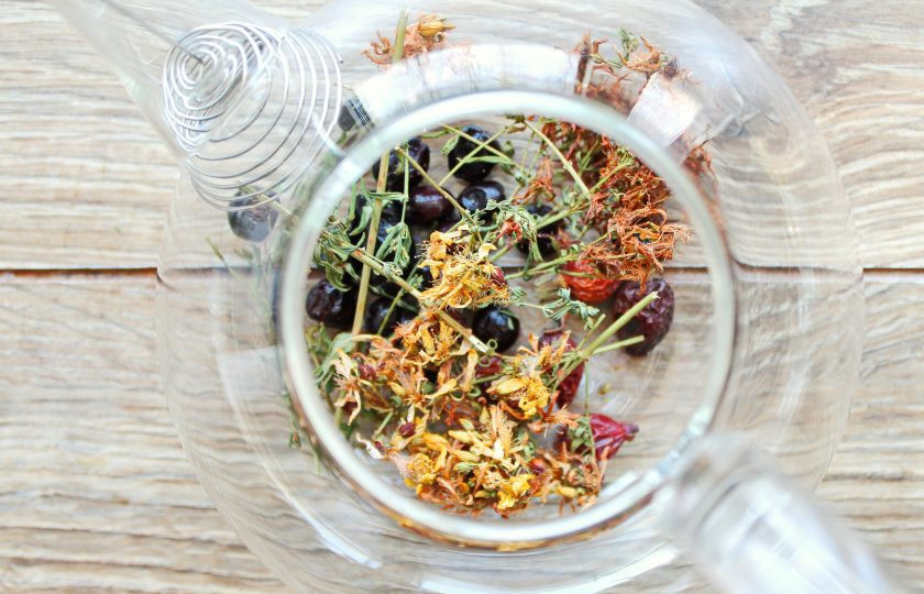 1. Этап. Травяной настой с рябиной, шиповником и медом: Добавьте чабрец и веточки зверобоя.