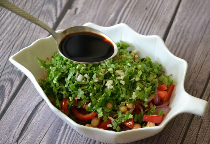 1. Этап. Кавказский салат: Добавьте кинзу с чесноком, влейте столовую ложку бальзамического винного уксуса (возможна замена на яблочный уксус).