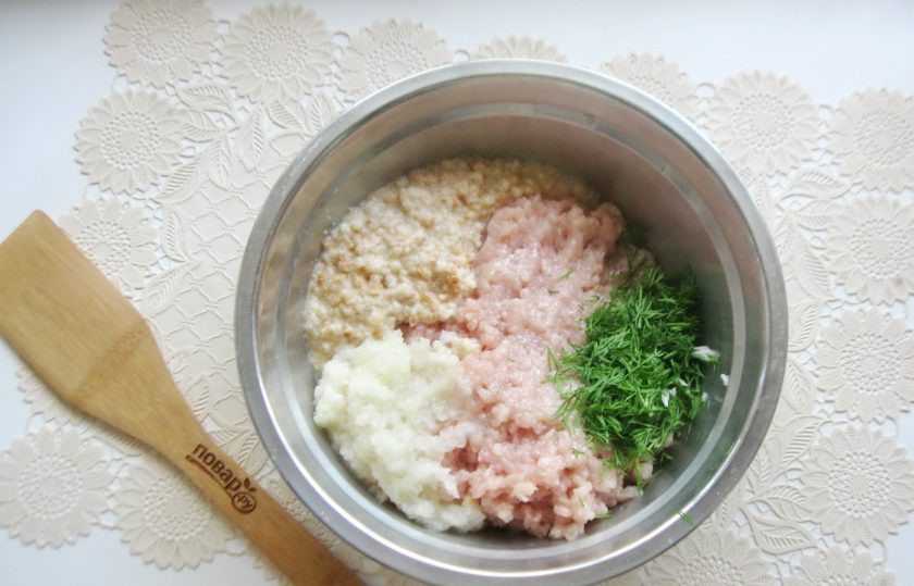 1. Этап. Паровые котлеты в микроволновке: Укроп помойте и мелко нарежьте. Добавьте в фарш.