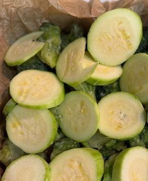 1. Этап. Ленивый ужин из филе минтая: На филе рыбы выложить брокколи и кабачок, нарезанный кружочками. Сверху сбрызнуть оливковым маслом