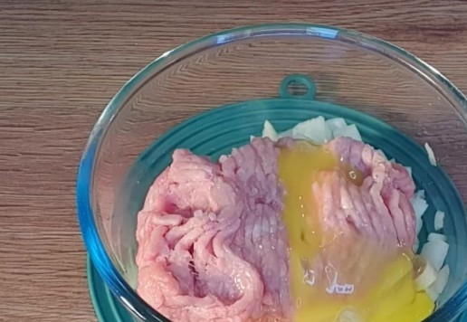 1. Этап. Шашлык из индейки в азиатском стиле: 5. Вбиваем в миску куриное яйцо.