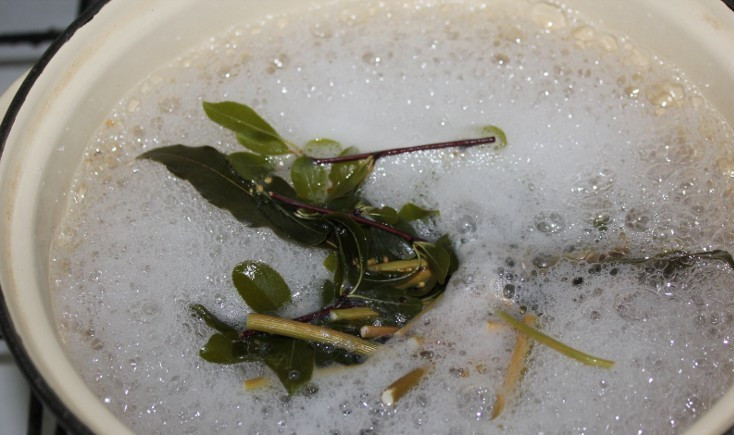 1. Этап. Маринованные белые грибы с корицей: 3. Готовим маринад: кипятим воду, добавляем столовую ложку соли, специи и пряности, а в самом конце вливаем столовую ложку уксуса и 25г сахара. Воды я обычно беру 1200 грамм, а из специй использую: лавровый лист, душистый перец и перец горошком.