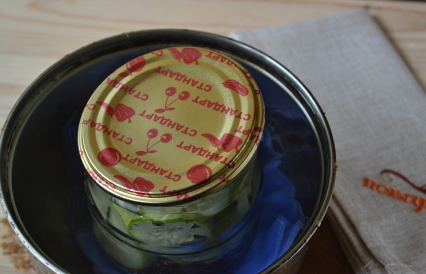 1. Этап. Маринованные кабачки на зиму: 8. Поставьте банки в глубокую кастрюльку, предварительно застелив на дно тонкое полотенце или салфетку. Налейте воды в кастрюльку, чтобы доходила до пояска банки. Поставьте на огонь и держите после закипания 15 минут.