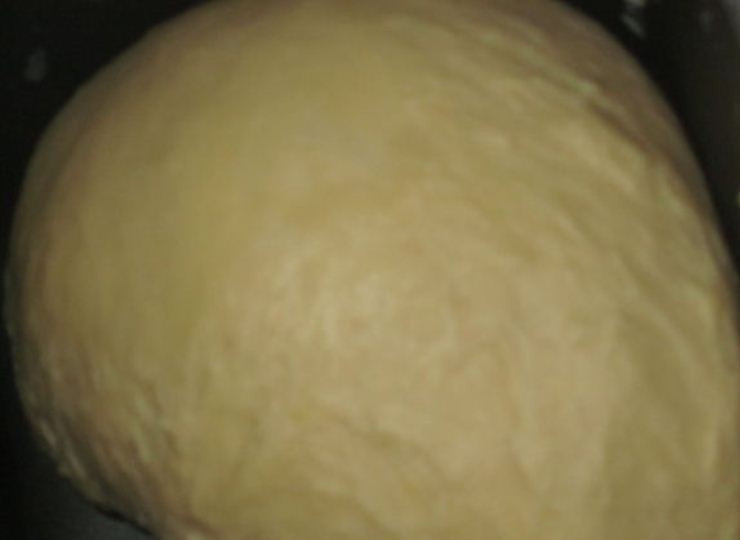 1. Этап. Пышное тесто для пирожков на молоке: Разогрейте молоко до 35-45 градусов. В чаше миксера с насадкой для теста смешайте разведенные в молоке дрожжи, сливочное масло, сахар, яйца и соль. После того, как масса будет однородной консистенции, постепенно вводите просеянную муку. Если тесто у вас все еще сухое, добавьте 1 ст. л. воды.