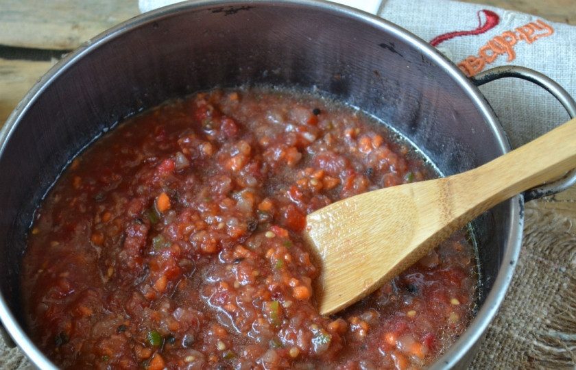 1. Этап. Аджика с морковью и помидорами: Вылейте все в сотейник, поставьте на огонь. После закипания варите 40 минут.