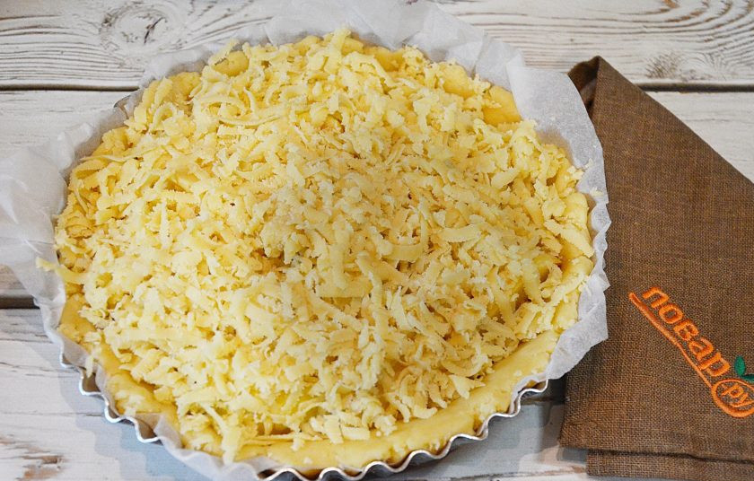 1. Этап. Яблочный пирог от Аллы Ковальчук: 9. Сверху натрите на терке меньшую часть теста.