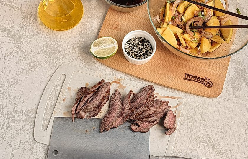 1. Этап. Теплый тайский салат с говядиной: Дайте мясу отдохнуть 5 минут и нарежьте его тонкими ломтиками поперек волокон.