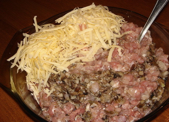 1. Этап. Фаршированная голень курицы с грибами: 4. Снимаем с отрезанных частей мясо, добавляем тертый сыр, жаренные грибы, соль и приправы. Все тщательно перемешиваем и начиняем ножки.