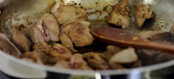 1. Этап. Парфе из куриной печени: В той же сковороде обжариваем порезанную печень до готовности.