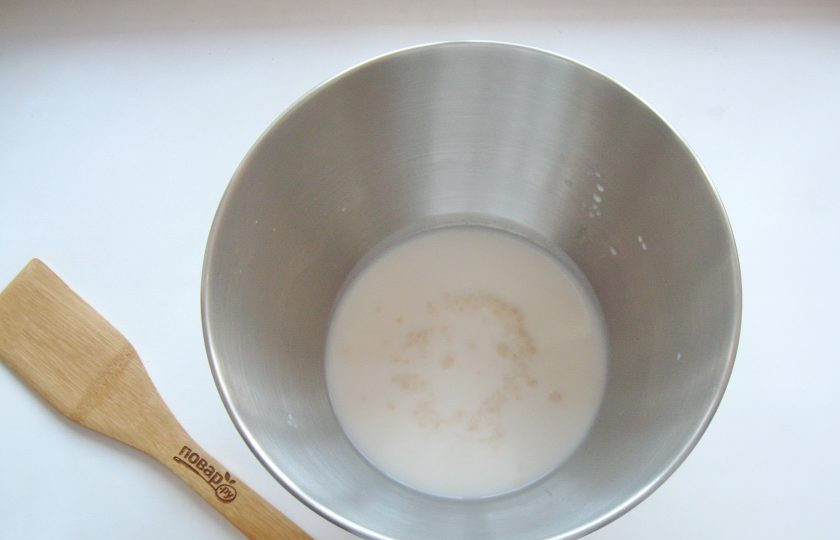 1. Этап. Кулич с меренгой: В миску налейте теплое молоко и выложите дрожжи. Добавьте столовую ложку сахара и дайте дрожжам вспениться. На это уйдет 10-15 минут.