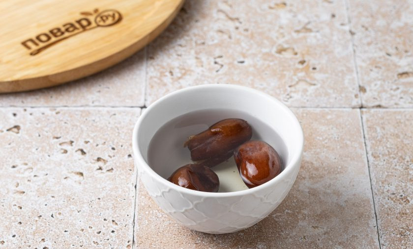 1. Этап. Каша льняная на воде: Финики замочите в теплой воде на 5 минут. После снимите жесткую кожуру и удалите косточку.