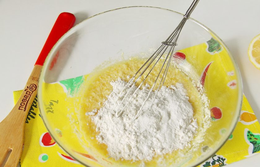 1. Этап. Лимонный пирог от Юлии Высоцкой: Добавьте муку, ванилин и разрыхлитель.