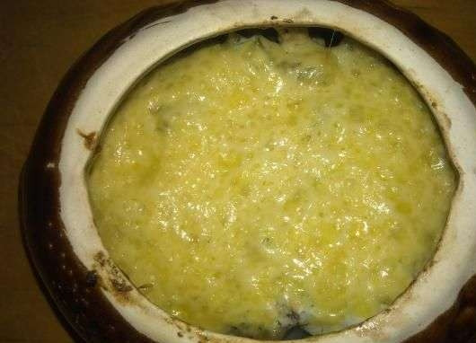 1. Этап. Жульен в горшочках с картошкой: Натрите на терке твердый сыр и присыпьте им соус. Духовку разогрейте до ста восьмидесяти градусов и поставьте в нее горшочки. Запекайте жюльен полчаса до полной готовности.