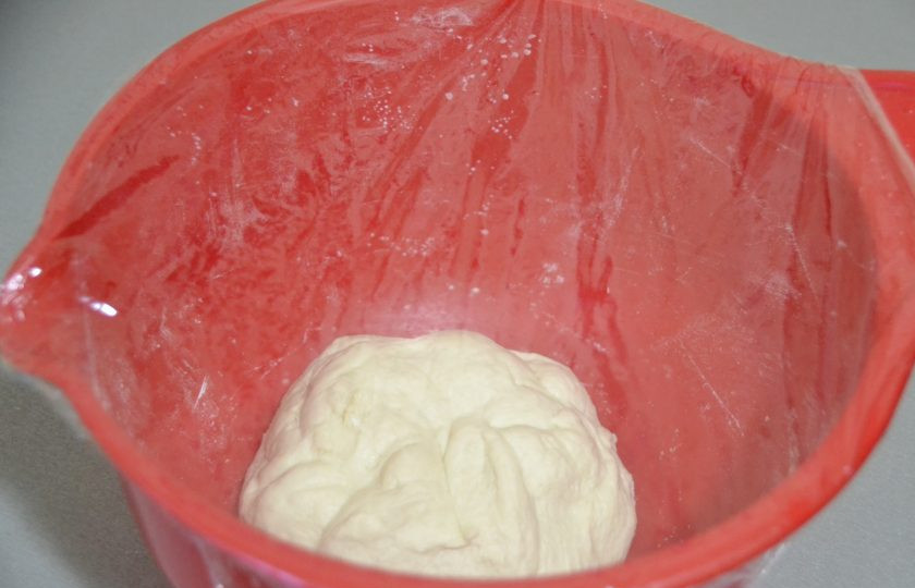 1. Этап. Греческая пита: Накройте тесто пищевой пленкой и поставьте в теплое место на 1 час.