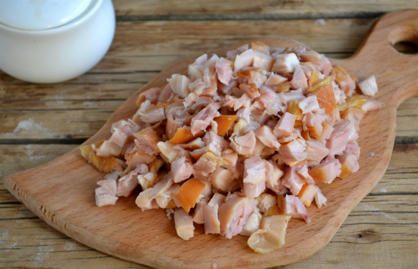 1. Этап. Салат с корейской морковкой и копченой курицей: Мясо отделите от кости, измельчите.