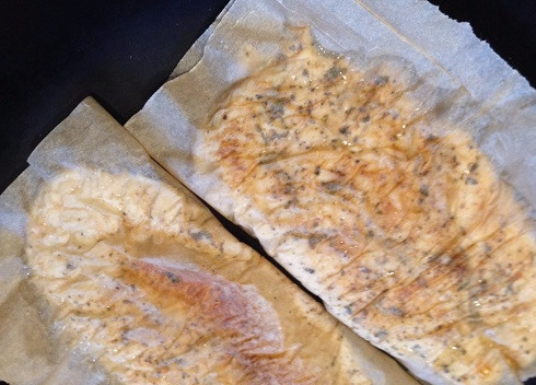 1. Этап. Куриные грудки отбивные: Затем быстро и аккуратно переворачиваем и жарим еще минуты 4-5 вторую сторону. Время жарки зависит от толщины куриного филе.