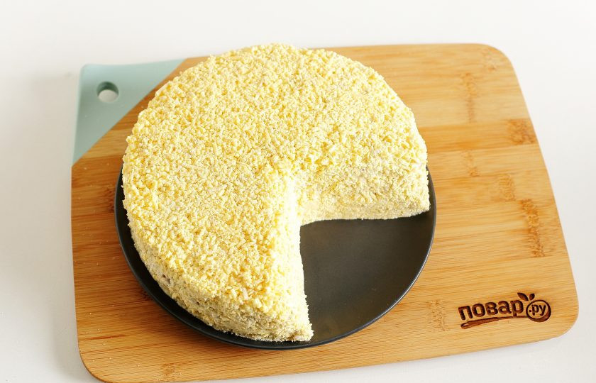 1. Этап. Салат Мышиная радость: Сейчас пришло время для немного подзабытых желтков. Ими, перетертыми на мелкой терке, мы украсим салат со всех сторон. Салат 